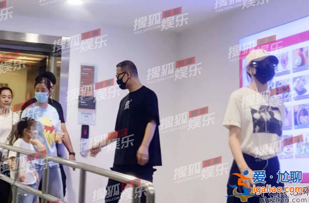 汪峰带俩女儿逛街 小苹果腰细腿长似超模 醒醒扎小辫太可爱