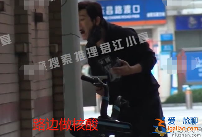 黄晓明接儿子放学! 与老师热聊毫无架子 路边抱娃画面太有爱引一群大妈围观