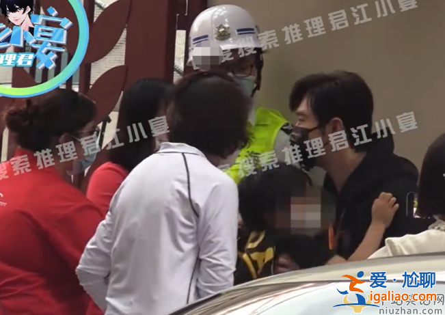 黄晓明接儿子放学! 与老师热聊毫无架子 路边抱娃画面太有爱引一群大妈围观