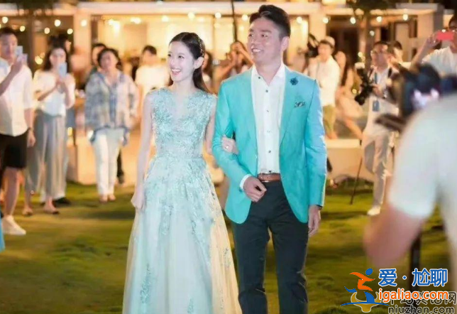 29岁章泽天怀二胎在美待产 刘强东贴身牵手好恩爱 疑似为十月开庭做准备
