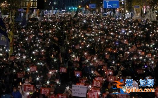 首尔20万抗议者集会要求尹锡悦下台，抗疫活动还在继续[抗议]？
