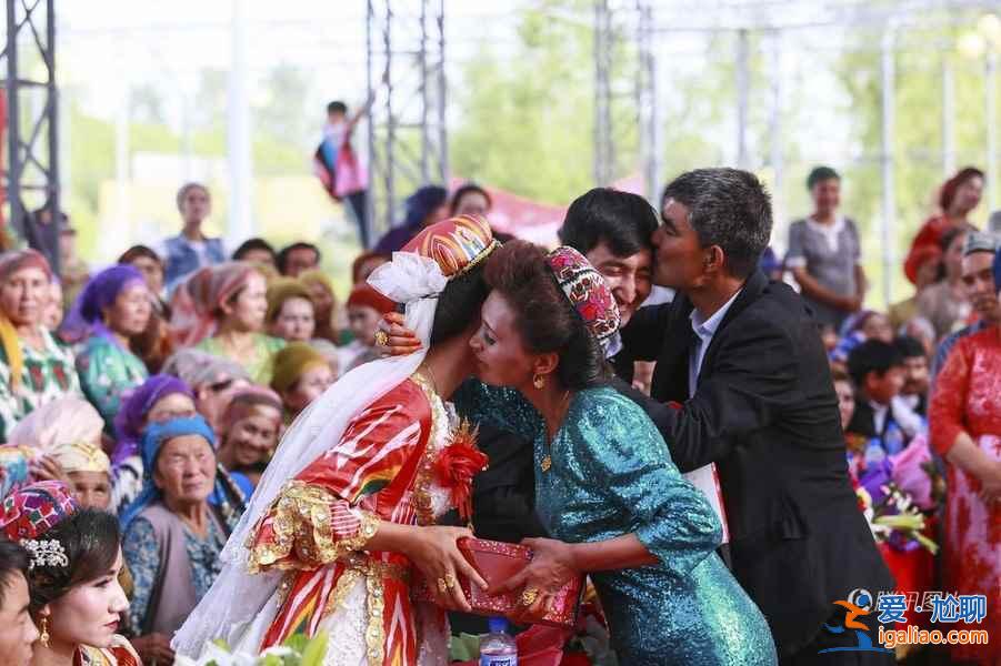 维吾尔族传统婚礼：新人乘马车，亲友跳舞助兴！？