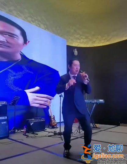 歌手黄安疑似新恋情?与异性当众热吻引猜疑 自曝已定居福州