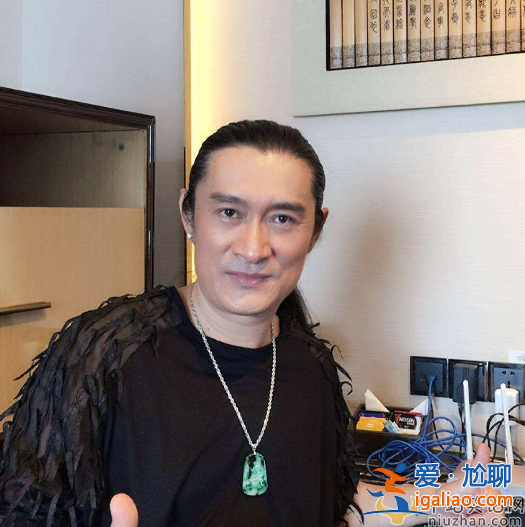 歌手黄安疑似新恋情?与异性当众热吻引猜疑 自曝已定居福州