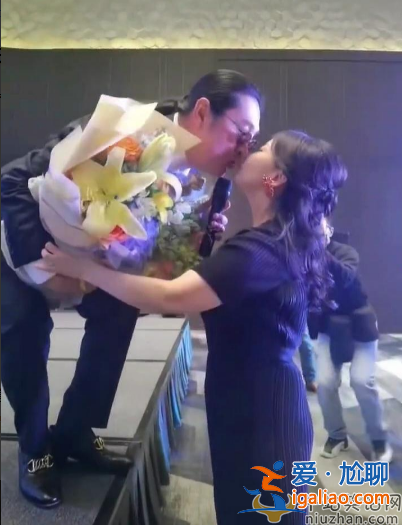 歌手黄安疑似新恋情?与异性当众热吻引猜疑 自曝已定居福州