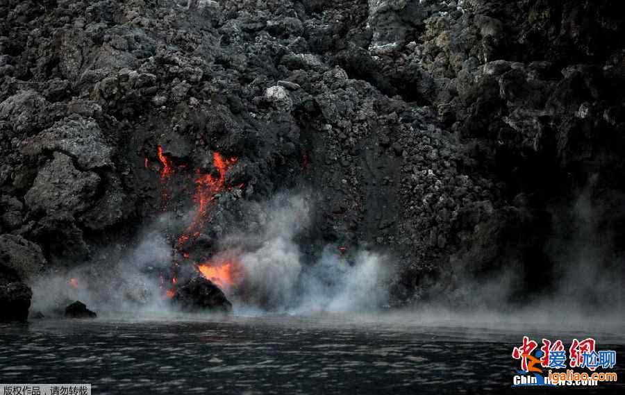 【观看火山爆发】意大利斯特龙博利火山喷发吸引游客近距离观看？