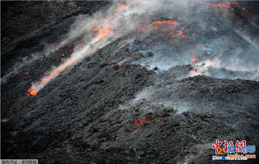 【观看火山爆发】意大利斯特龙博利火山喷发吸引游客近距离观看？