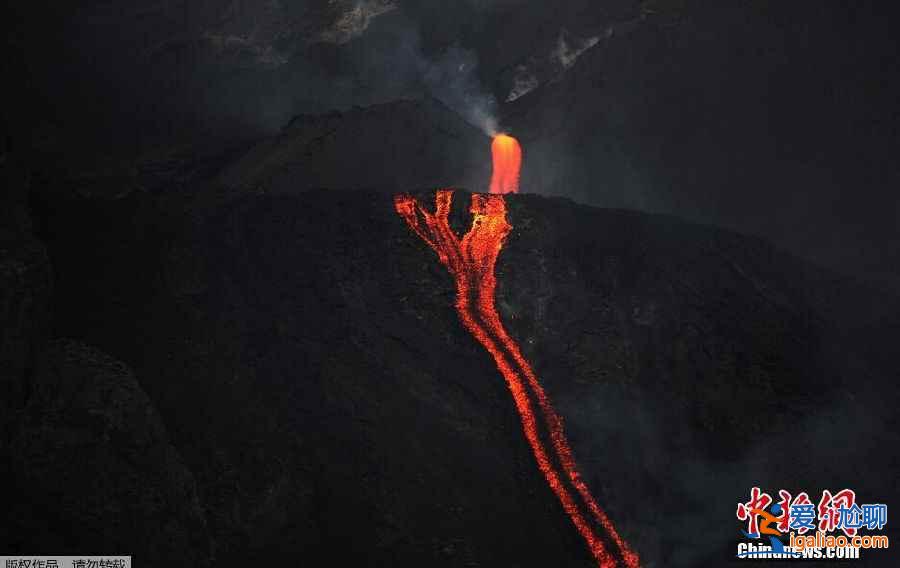 【观看火山爆发】意大利斯特龙博利火山喷发吸引游客近距离观看？