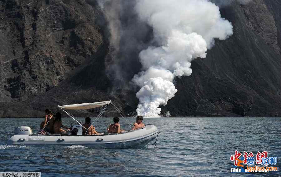 【观看火山爆发】意大利斯特龙博利火山喷发吸引游客近距离观看？