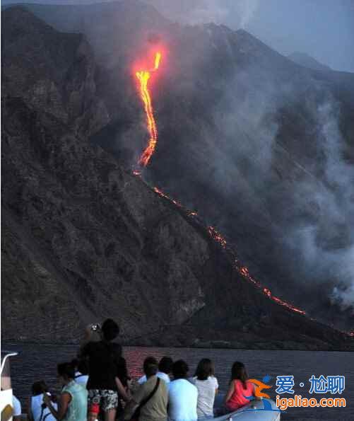 【观看火山爆发】意大利斯特龙博利火山喷发吸引游客近距离观看？
