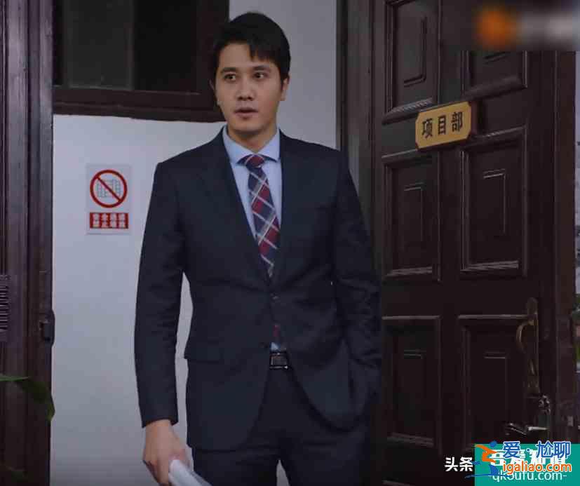 《亲爱的自己》最滑稽一幕，上级层层甩锅，公司只有实习生干实事？