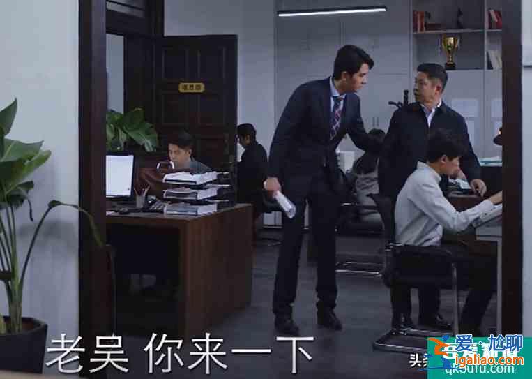 《亲爱的自己》最滑稽一幕，上级层层甩锅，公司只有实习生干实事？