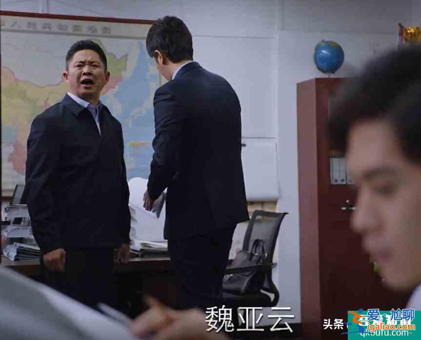 《亲爱的自己》最滑稽一幕，上级层层甩锅，公司只有实习生干实事？