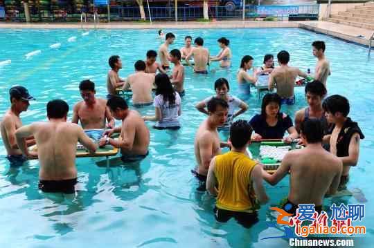 广东一景区举行水上麻将大赛，百余名雀友参赛？
