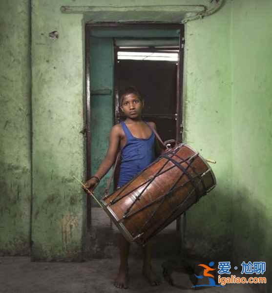 英国摄影师揭秘印度德里贫民窟艺人街？