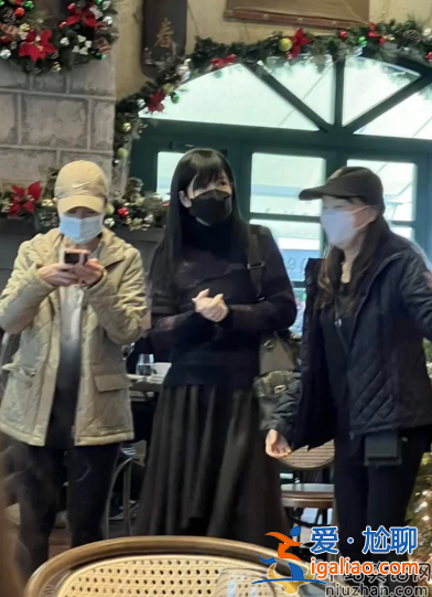 55岁周慧敏近况曝光 现身高级餐厅打扮朴素 肤白貌美女神范儿十足
