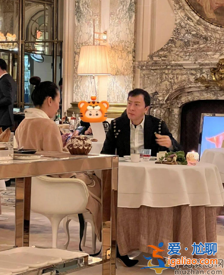甄子丹罕见曝光！与太太现身法国米其林餐厅 男方眼神空洞疑似秃顶惹人注意