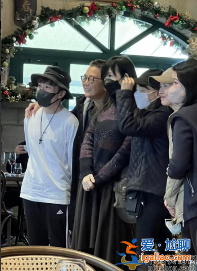 55岁周慧敏近况曝光 现身高级餐厅打扮朴素 肤白貌美女神范儿十足