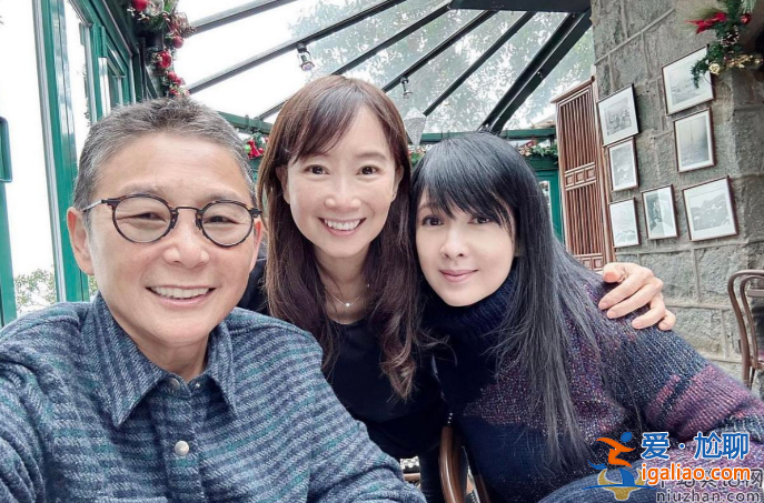 55岁周慧敏近况曝光 现身高级餐厅打扮朴素 肤白貌美女神范儿十足