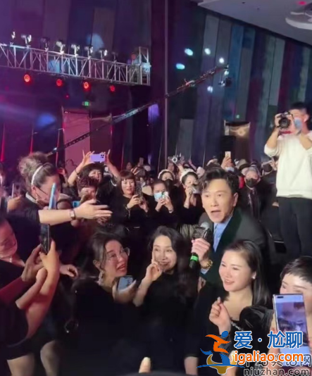 温兆伦罕见现身商演 对台下一众富婆飞吻 美人如云环抱四周太养眼