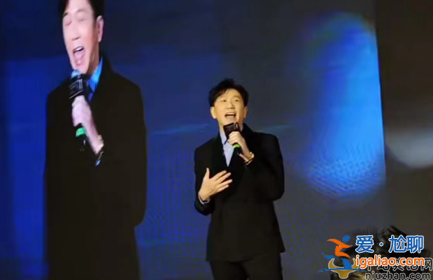 温兆伦罕见现身商演 对台下一众富婆飞吻 美人如云环抱四周太养眼