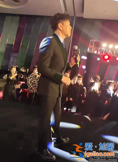 温兆伦罕见现身商演 对台下一众富婆飞吻 美人如云环抱四周太养眼