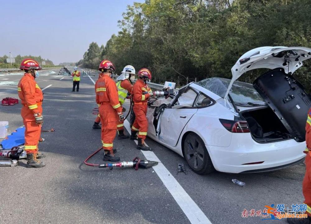特斯拉几乎报废司机身亡 大货车被撞翻滚？