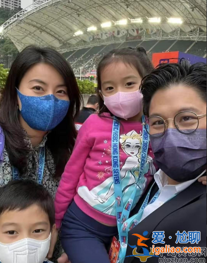 郭晶晶霍启刚低调出席活动!女方素养朴素惹人大赞 男方发福肚子微胖