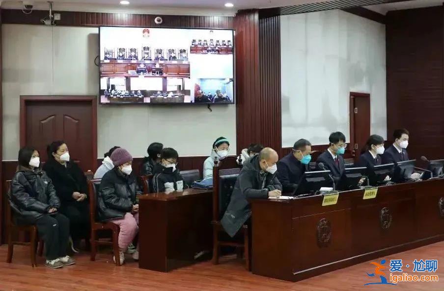 河南女子举报“父亲被打死” 2名被告人受审？