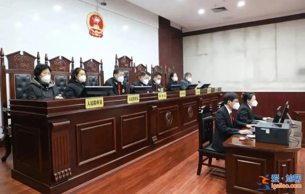 河南女子举报“父亲被打死” 2名被告人受审？