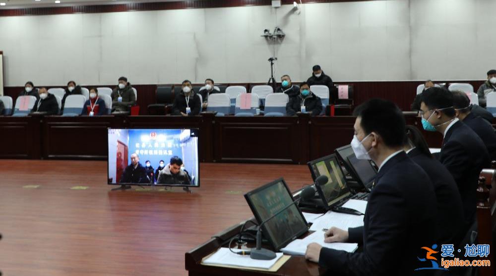 河南女子举报“父亲被打死” 2名被告人受审？