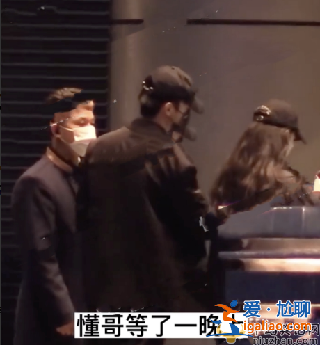 许凯恋情曝光!与神秘女友牵手搂抱 酒店共度良宵