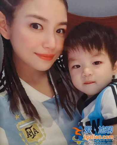 陈妍希首次公开儿子正脸!小星星帅气模样像爸爸陈晓 网友直呼太可爱了