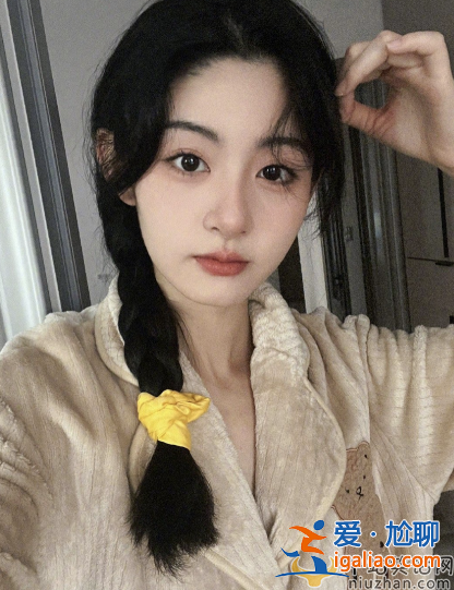 许凯恋情曝光!与神秘女友牵手搂抱 酒店共度良宵