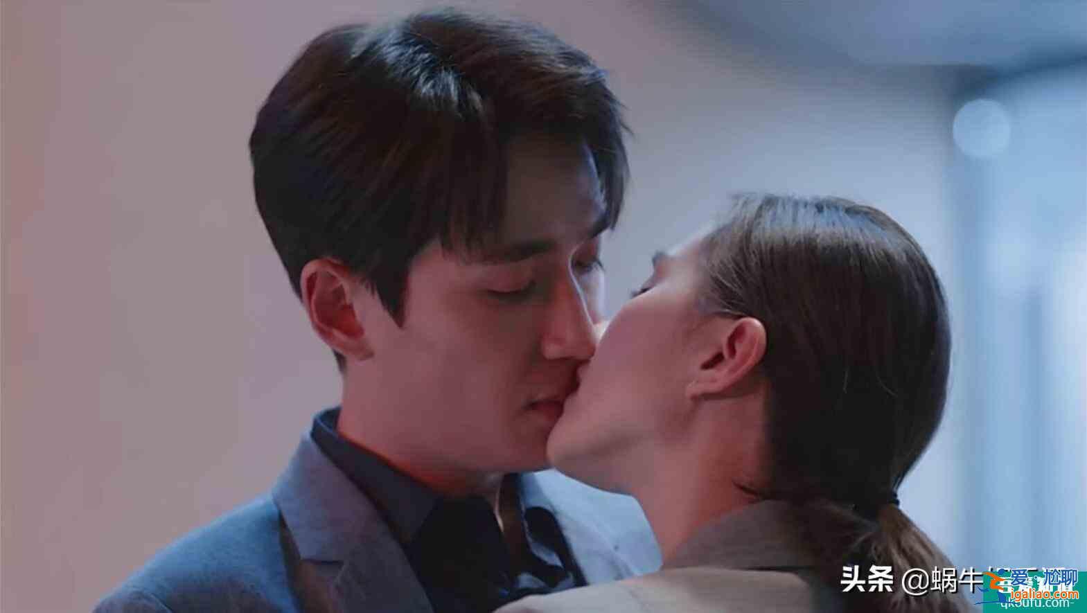 《亲爱的自己》开播：刘诗诗朱一龙吻戏高甜，剧情和造型遭吐槽？