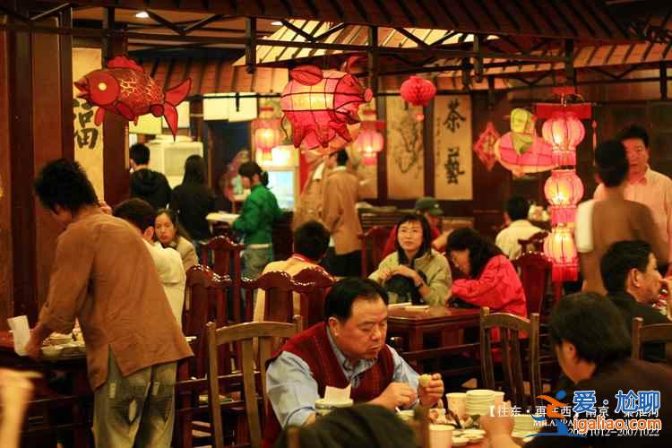 南京美食街在哪里，南京哪里有好吃的小吃？