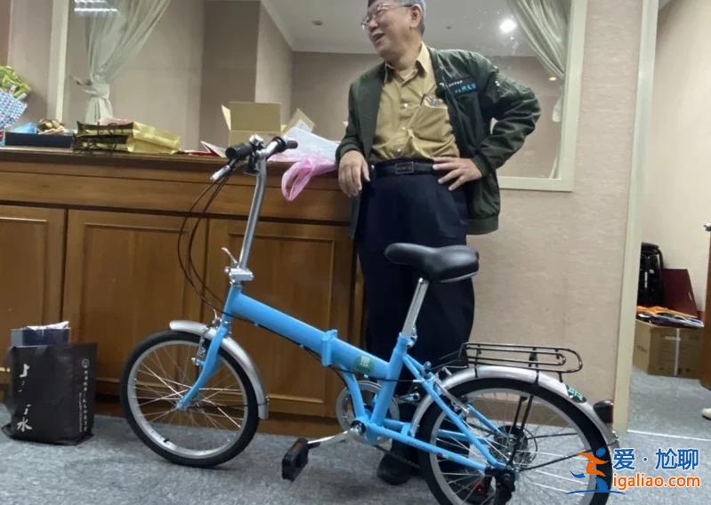 柯文哲卸任8年台北市长 打包行囊时笑称“死对头的赠礼最实用”？
