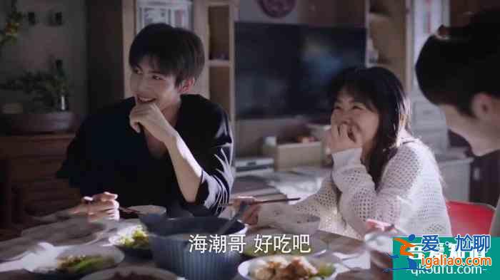 《以家人之名》凌爸看到红英给李爸喂饺子吃醋了，爸爸互动太精彩？