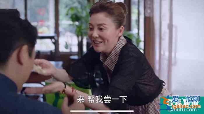 《以家人之名》凌爸看到红英给李爸喂饺子吃醋了，爸爸互动太精彩？