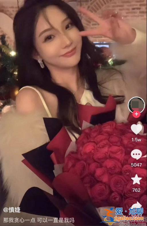 王思聪新恋情曝光!与女友牵手逛街坐豪车回家，现场曝光腻歪甜蜜