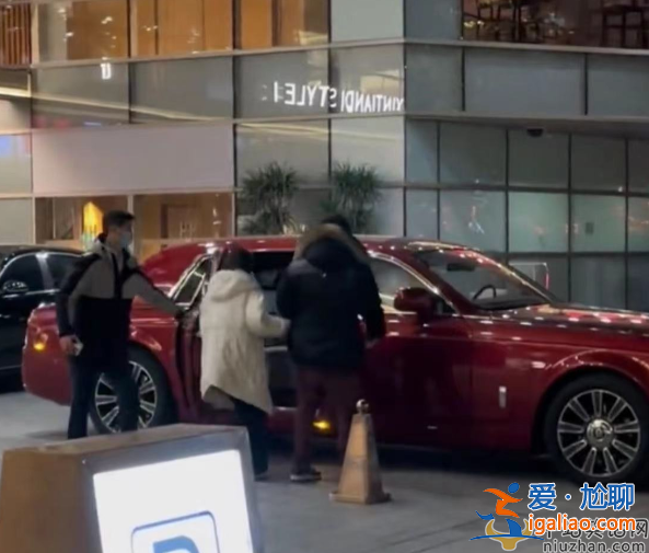 王思聪新恋情曝光!与女友牵手逛街坐豪车回家，现场曝光腻歪甜蜜