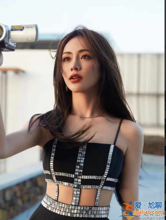蔡徐坤恋情曝光！与女友谢可寅多次戴情侣款 曾曝与二字女星有染