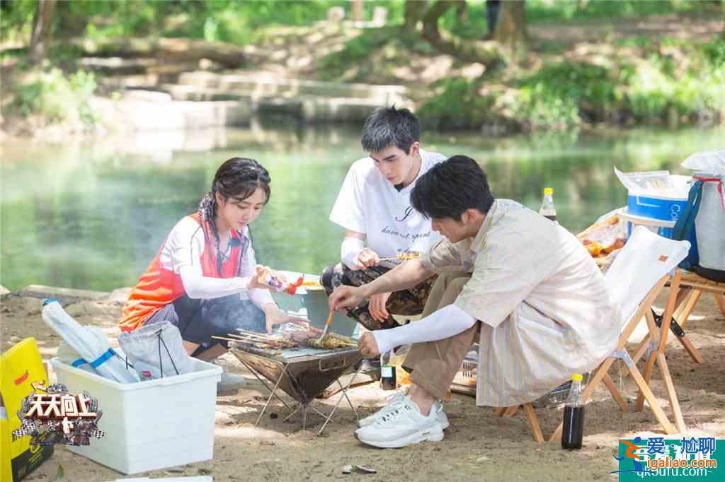 《以家人之名》三兄妹戏中亲密戏外不联系？塑料友情不该随便定义？