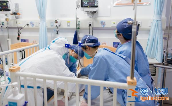 患者激增、重症高峰、人手紧缺 记者在急诊一线蹲点纪实拍下这些画面？