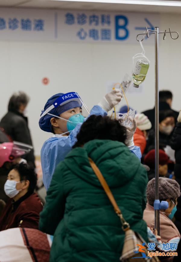 患者激增、重症高峰、人手紧缺 记者在急诊一线蹲点纪实拍下这些画面？