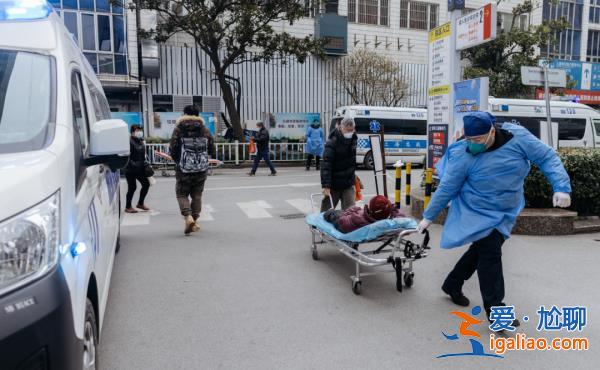 患者激增、重症高峰、人手紧缺 记者在急诊一线蹲点纪实拍下这些画面？