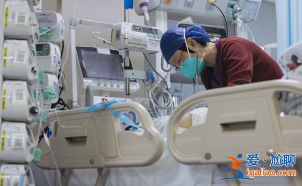 患者激增、重症高峰、人手紧缺 记者在急诊一线蹲点纪实拍下这些画面？