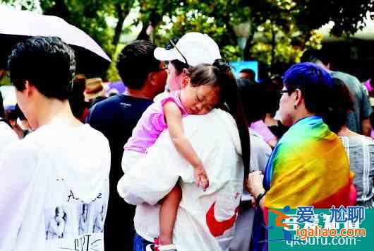 立秋后闷热天仍持续 游客“烤游”午后尽显疲态？