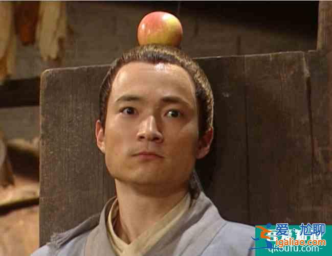 白色月光：吕秀才“偷亲”40岁宋佳，嫌弃到表情失控，连翻白眼？
