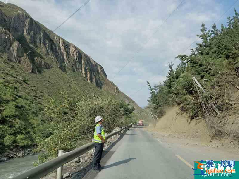 国道317线理县辖区发生山体落石 实行交通管制？